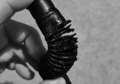 腐食して破損した配管の部品写真