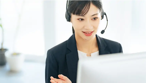 お問い合わせ対応中のスタッフ女性