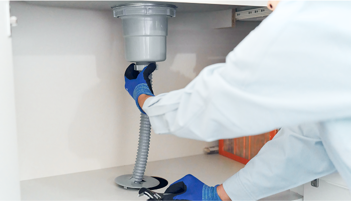 水質検査を行っている作業員の手元